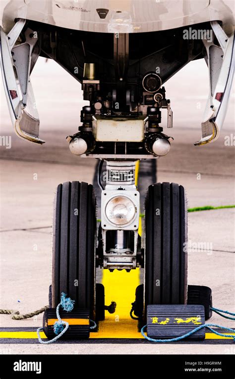 Nose wheel of a Boeing 737 with chocks to prevent movement Stock Photo - Alamy