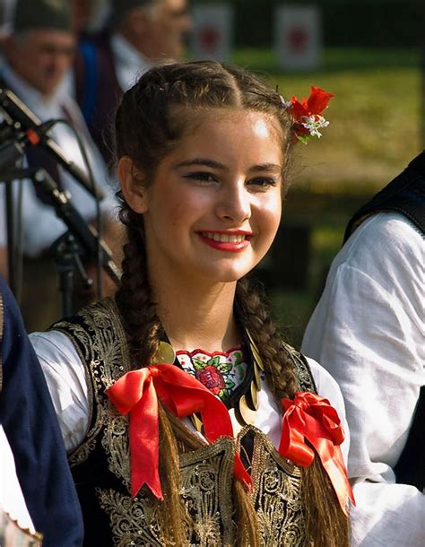 Classify Serbian girls in traditional costumes