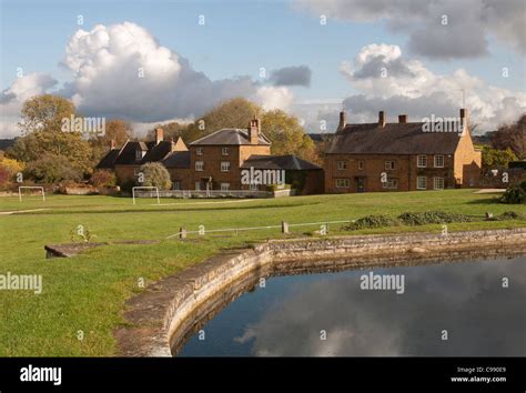 Village duck pond warwickshire hi-res stock photography and images - Alamy