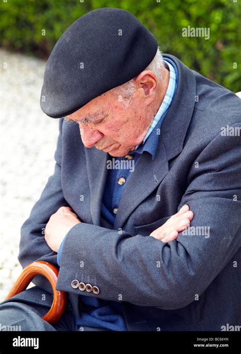 old man sleeping, park bench Stock Photo - Alamy