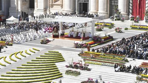 Pope Francis celebrates Easter Sunday Mass in St Peter's Square ...