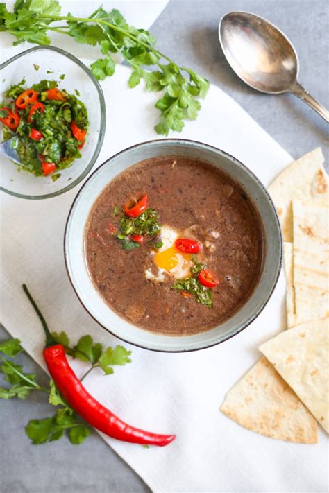 Sopa Negra con huevo pochado y tortillas crujientes - El Sabor de lo Bueno