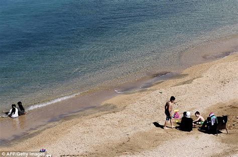 Syrians in Latakia enjoy the seaside while fellow countrymen contend ...