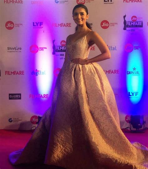 Filmfare Awards 2017: Alia Bhatt, Sonam Kapoor Dazzle On the Red Carpet