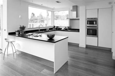 Modern Small L Shaped Kitchen With Island | Modern kitchen flooring, Grey laminate flooring ...