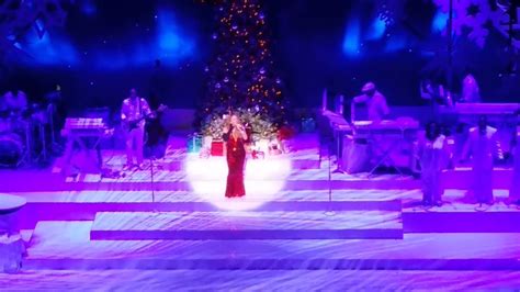 Mariah Carey singing "O Holy Night" Live at the Beacon Theater 12/21 ...