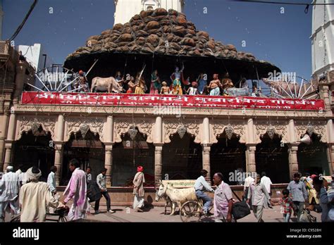 Exterior facade of Goverdhan temple near Mathura Stock Photo - Alamy