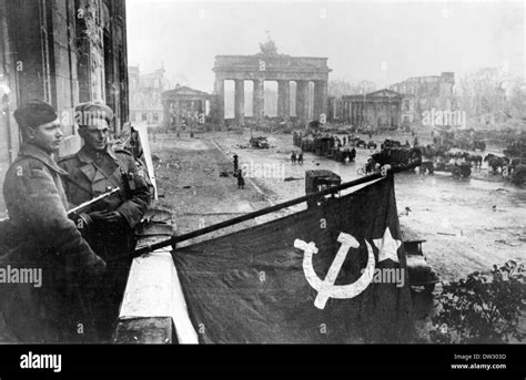 Soldiers in front of the brandenburg gate in berlin hi-res stock photography and images - Alamy