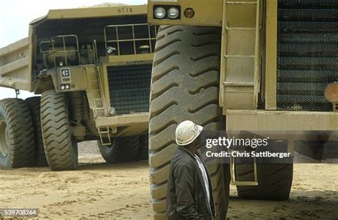 84 Dump Truck Sizes Stock Photos, High-Res Pictures, and Images - Getty ...