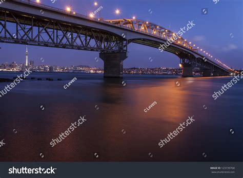 Auckland Harbor Bridge/ Auckland'S Iconic Harbor Bridge With The City In The Background Stock ...