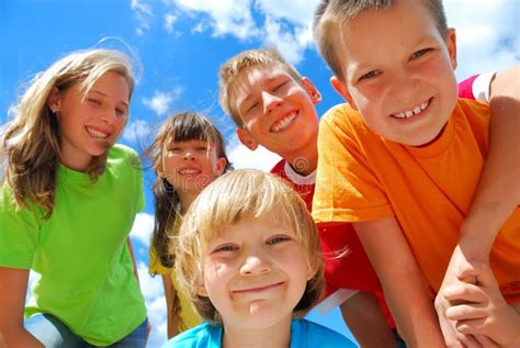 Bambini Sorridenti All'aperto Fotografia Stock - Immagine di gruppo, carino: 3013290