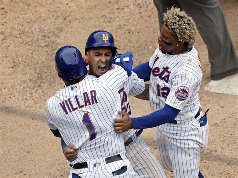 Mets’ Javy Baez apologizes for thumbs-down jab, then…