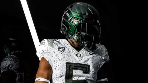 Oregon Ducks Unveil “Eggshell” Alternate Uniforms – SportsLogos.Net News