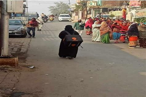 Woman in burqa delivers goods in Swiggy delivery bag, picture goes viral on internet – India TV