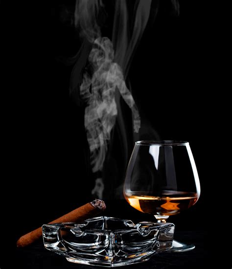 Under my skin Good Cigars, Cigars And Whiskey, Whiskey Drinks, Whiskey Glasses, Gif Animé ...