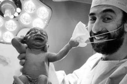 La imagen de un bebé quitando la mascarilla a un médico se ha hecho viral | Cantabria 24 horas