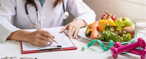 Premium Photo | Nutritionist giving consultation to a patient