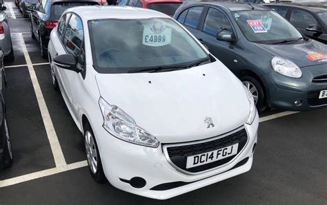 PEUGEOT 208 HATCHBACK 1.0 VTi Access (white) 2014 | in Sandwell, West Midlands | Gumtree