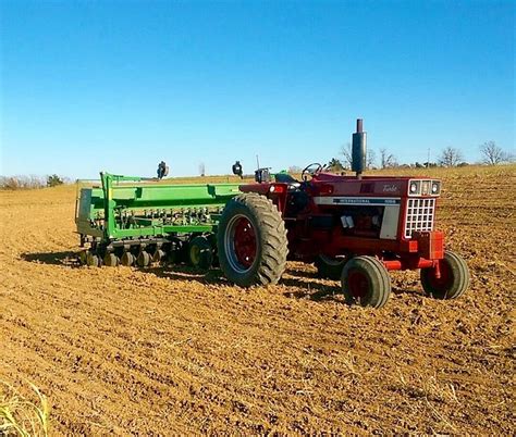 IH 1066 | Farmall tractors, International tractors, Classic tractor