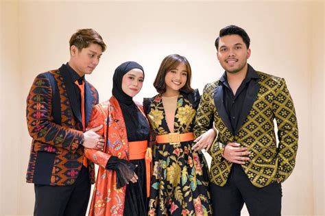 11 Potret Kompak Fuji Bareng Artis Indonesia, Ramah