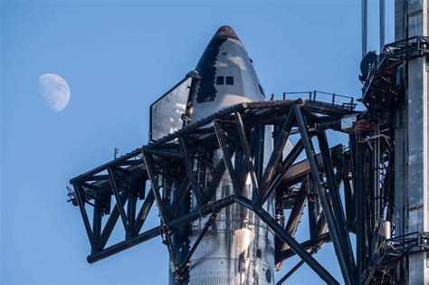 SpaceX Will Try to ‘Catch’ Giant Starship Rocket Shortly before Landing