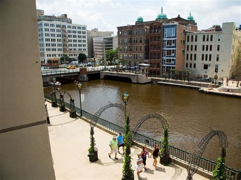 On the Grid : Milwaukee RiverWalk