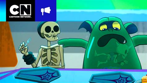 Caos en la cafetería | Monster High | Cartoon Network - YouTube