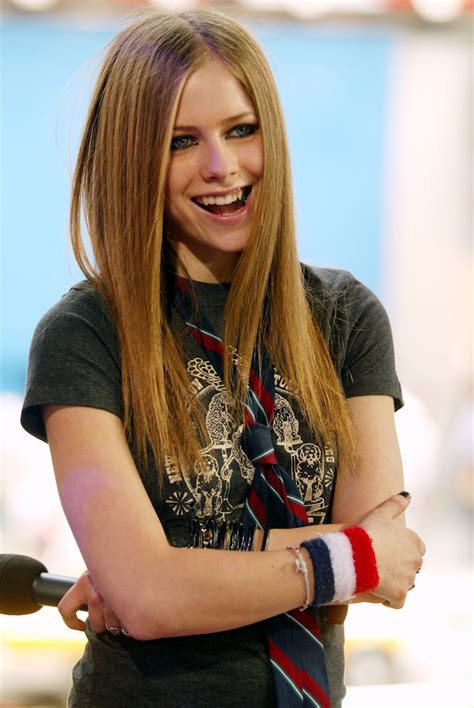 11 Avril Lavigne Trends That We All Tried To Copy In The Early 2000s — PHOTOS