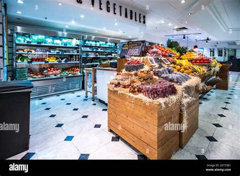 The food hall selfridges vegetables Banque de photographies et d’images à haute résolution - Alamy