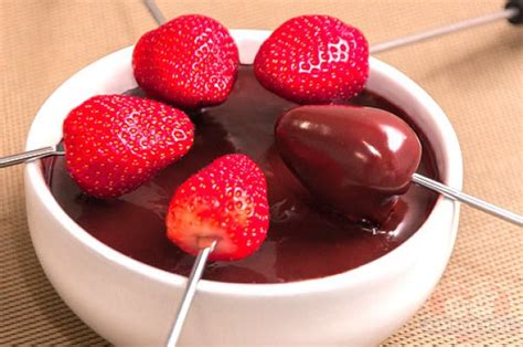 Valentine’s Day Recipe: Chocolate Fondue for Two | The Sustainable Spot