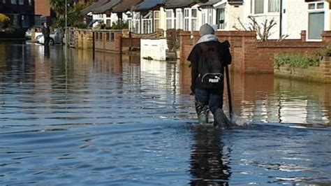 Egham residents describe devastating impact of the floods - ITV News