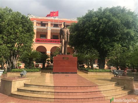 statue of Nguyen Tat Thanh Ho Chi Minh Museum saigon - Scooter Saigon Tours