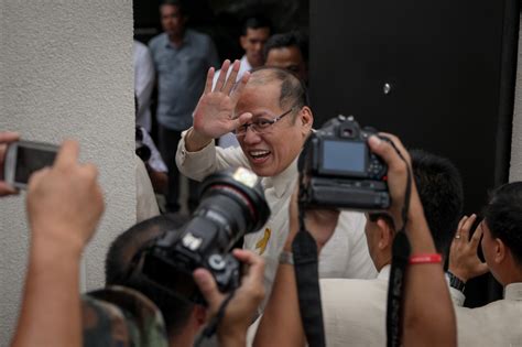 Citizen Noynoy comes home to yellow ribbon welcome | ABS-CBN News