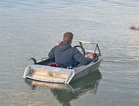 This Tiny Speed Boat Fits Just One Person, and Looks Incredibly Fun