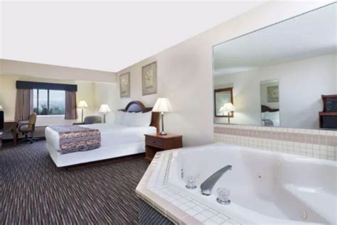 7 Hotels With Hot Tub In Room In Columbus Ohio: Romantic Getaway