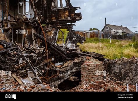 The old wooden burned-down house a view from inside Stock Photo - Alamy