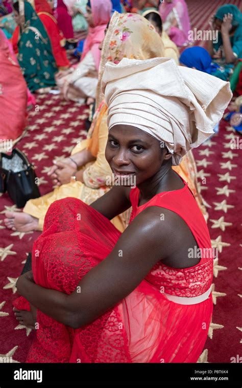 Nigerian traditional dress hi-res stock photography and images - Alamy