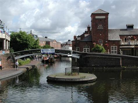 Canal Roundabout © David Stowell cc-by-sa/2.0 :: Geograph Britain and Ireland