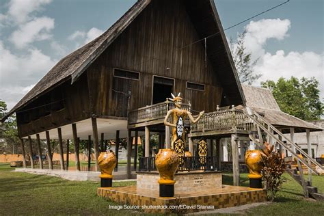 Mengenal Rumah Betang, Rumah Adat Kalimantan Tengah | SUPERLIVE