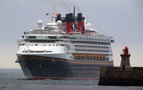 Pictures of the Disney Magic cruise ship arriving on the River Tyne - Chronicle Live