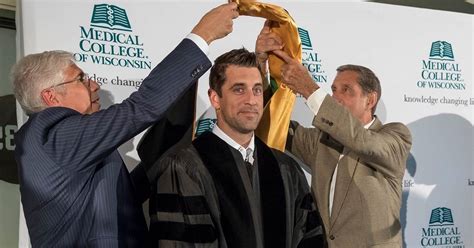 Packers' Aaron Rodgers receives honorary degree from Medical College of Wisconsin