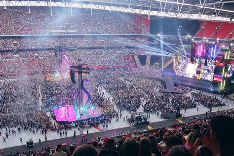 Taylor Swift | Reputation Stadium Tour | Wembley Stadium - Tea Time With Ciara