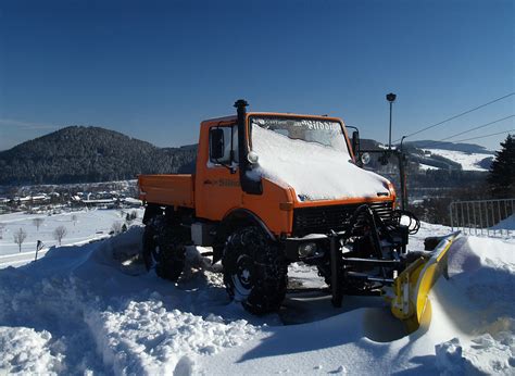 Snow plow | Guessed: Mercedes Benz Unimog I like these so mu… | Flickr