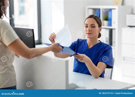 Doctor with Clipboard and Patient at Hospital Stock Photo - Image of occupation, doctor: 182419716