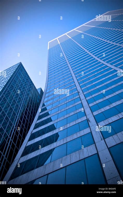 Curved skyscraper hi-res stock photography and images - Alamy