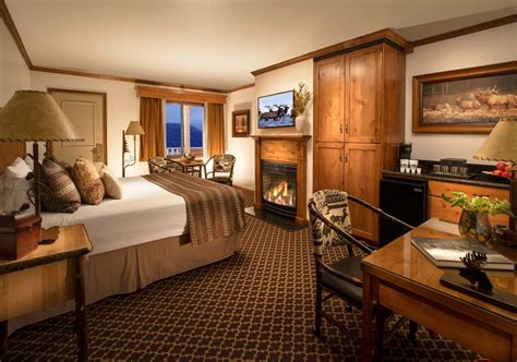 Superior King Fireplace Guest Room | Parkway Inn | Jackson Hole