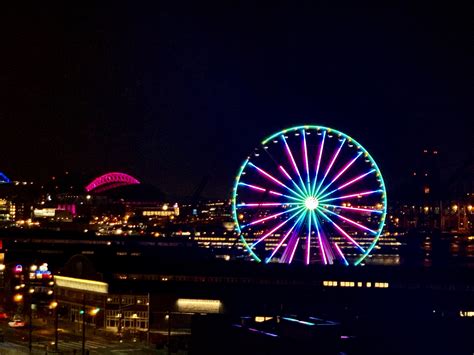 The Seattle Great Wheel at night. Pretty colors : r/SeattleWA