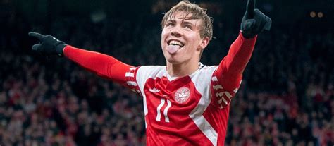 Rasmus Højlund arrives in Manchester to complete move - Man United News ...