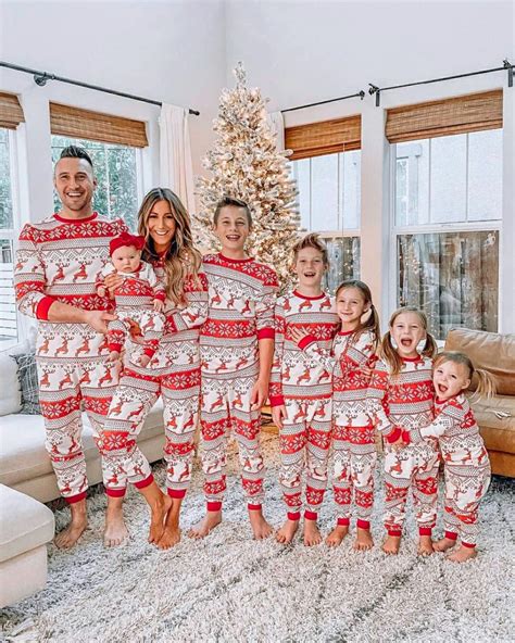 12 Winter Family Photo Outfit Ideas of 2025