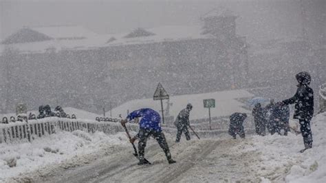 Snowed in: Tourists make the most of their stay in Kashmir as locals band together to help ...